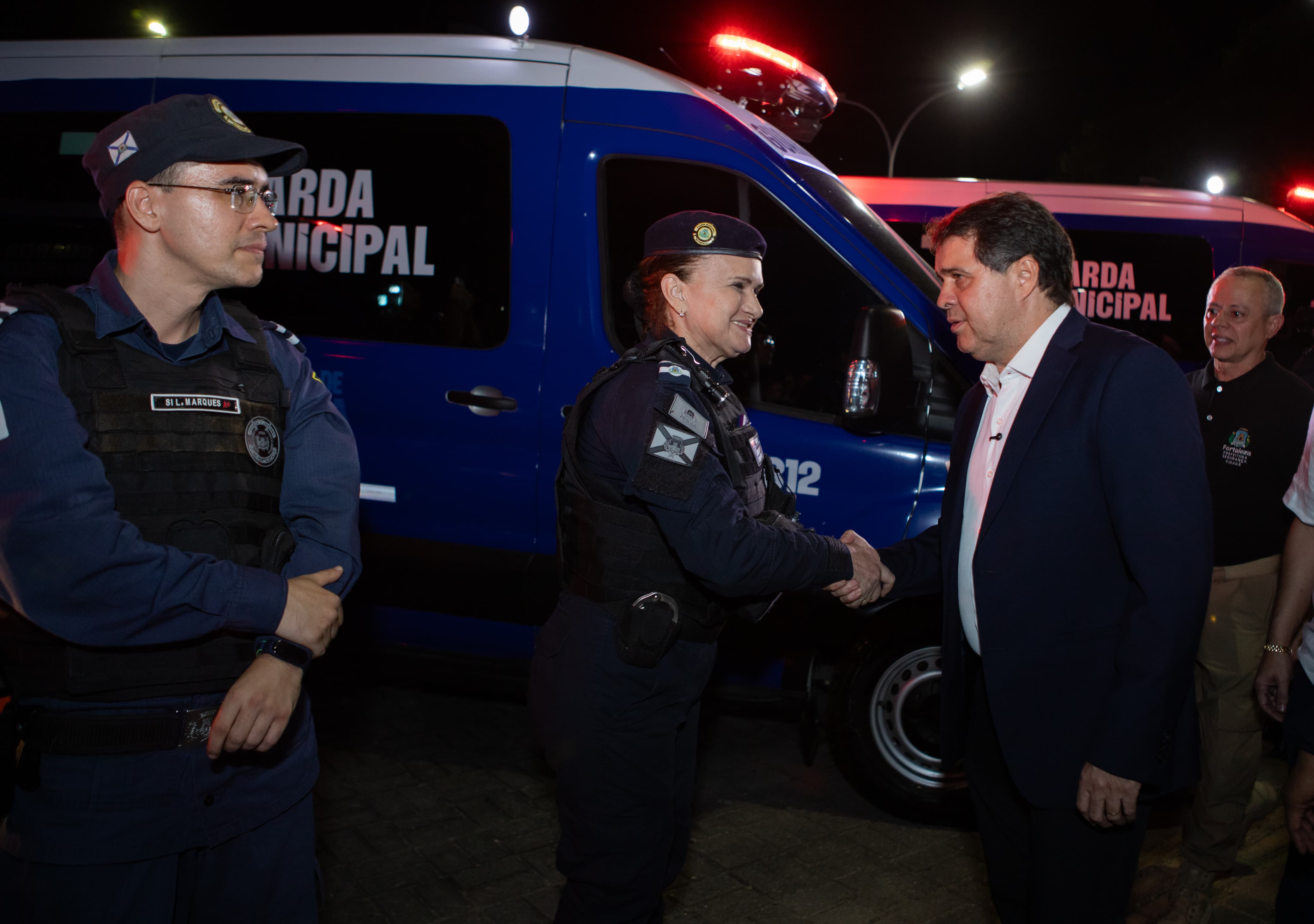 grupo de pessoas posa para a foto